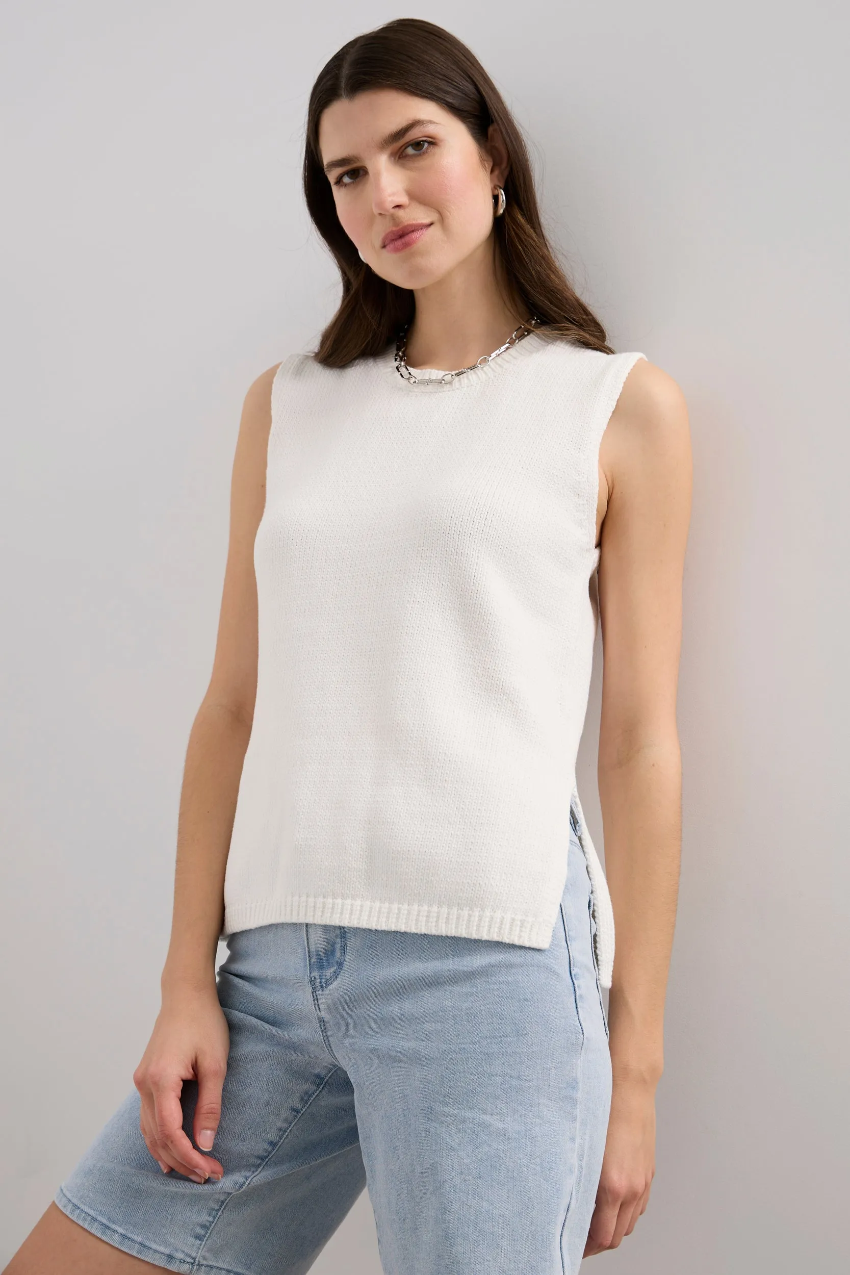 Crew neck sleeveless sweater